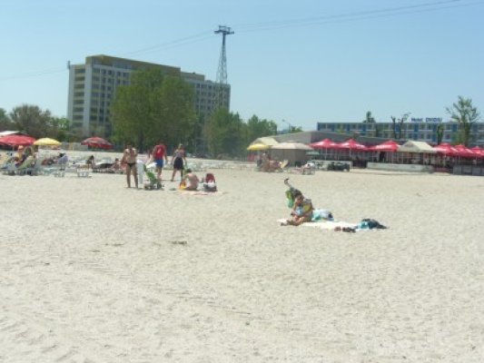 Turiştii nu se dau duşi din Mamaia, unde s-au reluat lucrările de 